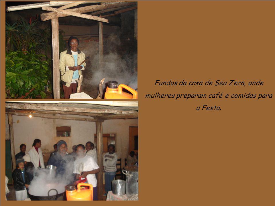 Fundos da casa de Seu Zeca, onde mulheres preparam café e comidas para a Festa.