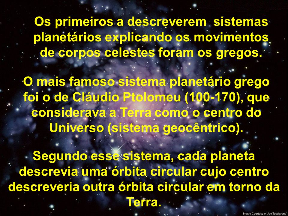 Os primeiros a descreverem sistemas planetários explicando os movimentos de corpos celestes foram os gregos.