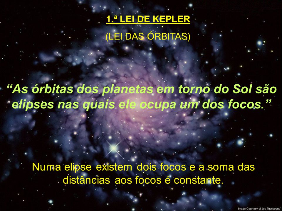 1.ª LEI DE KEPLER (LEI DAS ÓRBITAS) As órbitas dos planetas em torno do Sol são elipses nas quais ele ocupa um dos focos.
